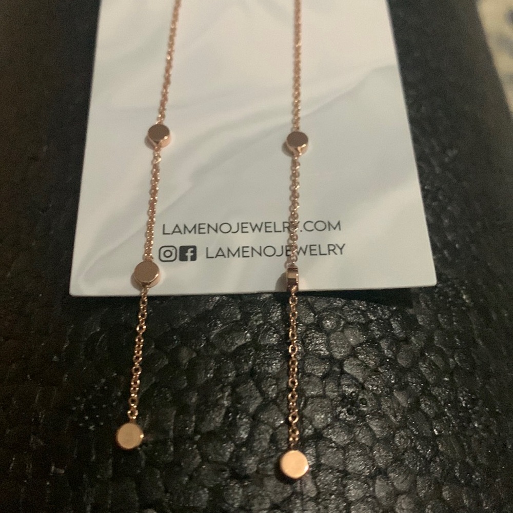 La Meno Jewelry - dangle earrings